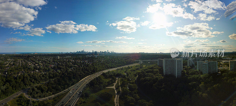 多伦多的Don Valley Parkway (DVP)，背景是多伦多市中心